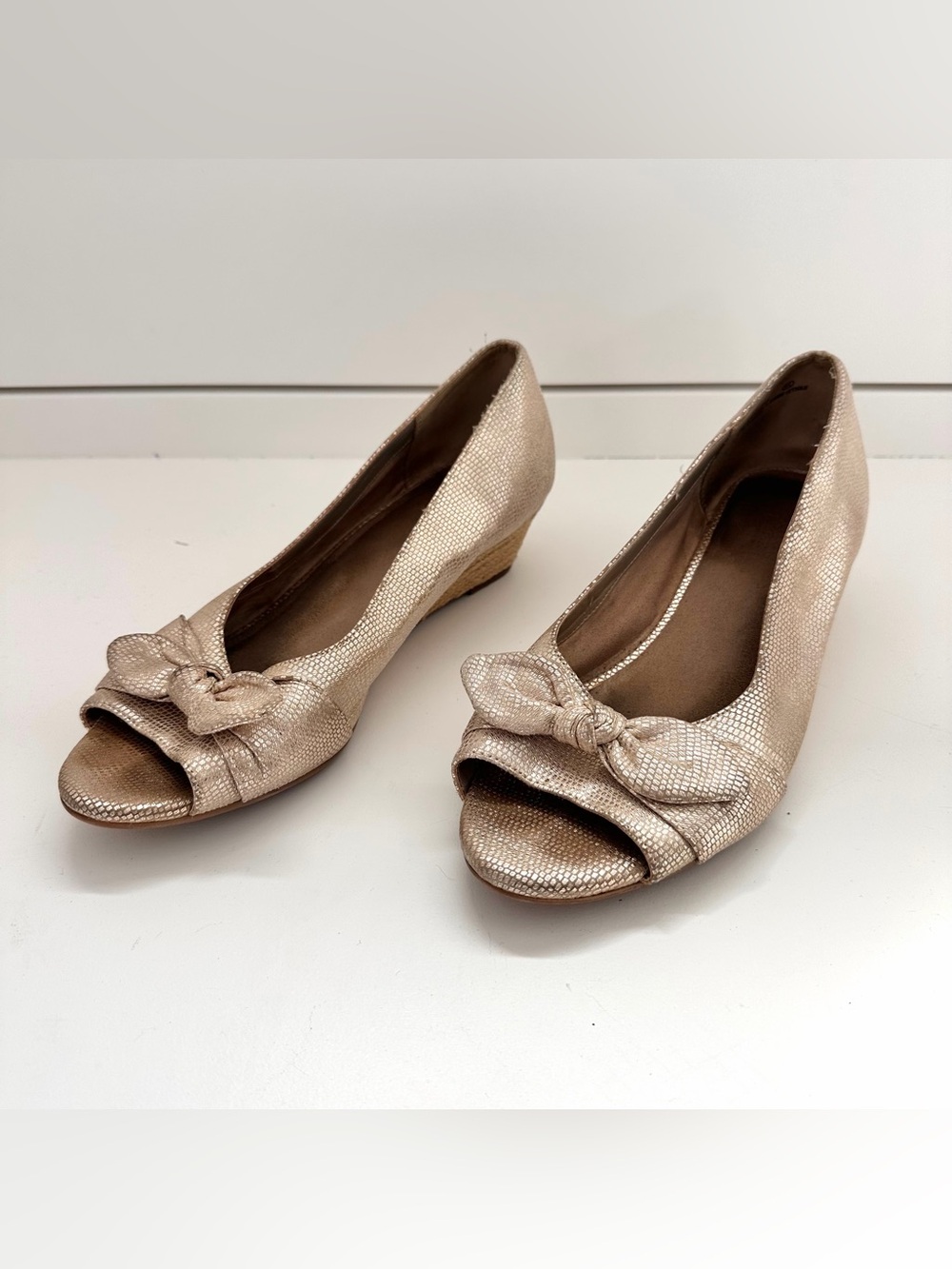 AEROSOLES Ship Deck Gold Snake Peep-Toe Bow wedge size 11